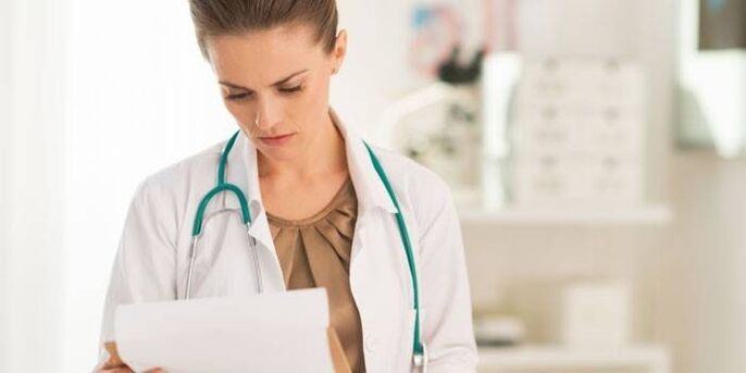 medikuak papilomabirusa diagnostikatzeko probak aztertzen ditu